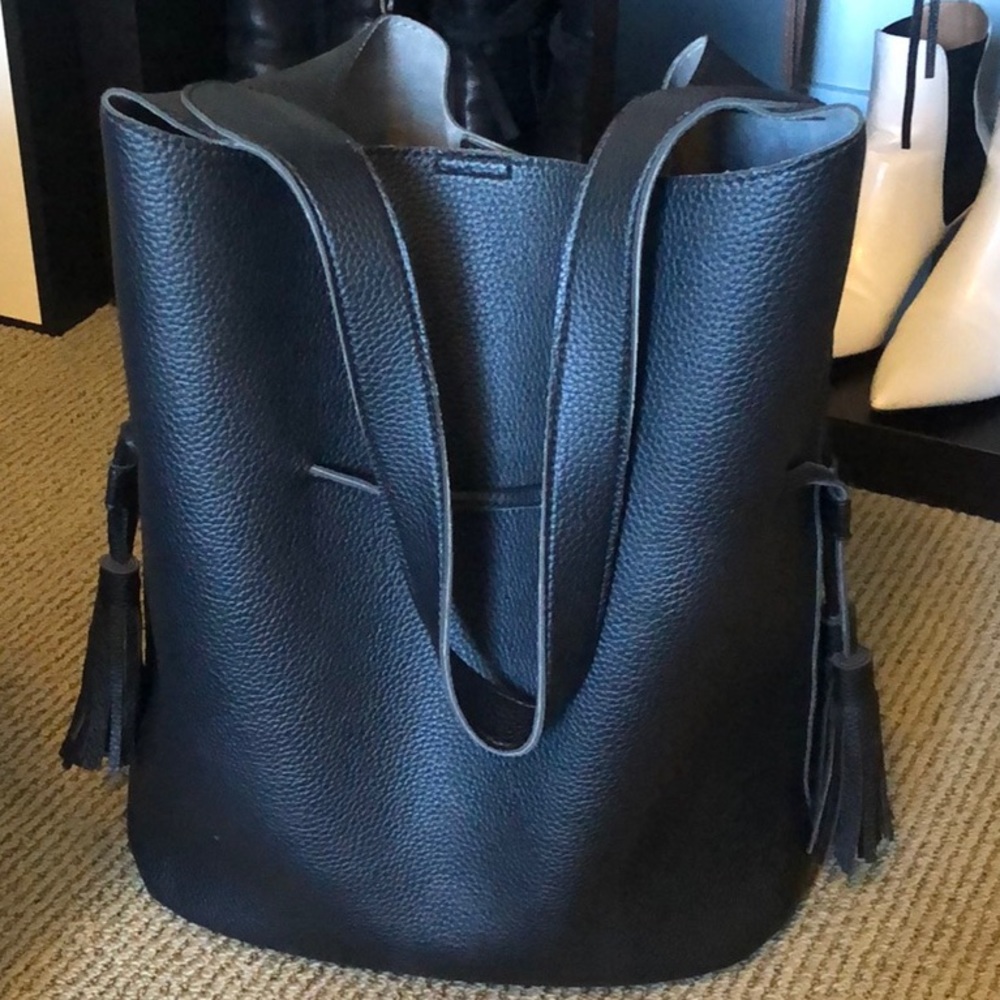 Large black bucket bag with tighten fringe